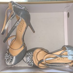 silver wedding shoes .. never worn. size 6